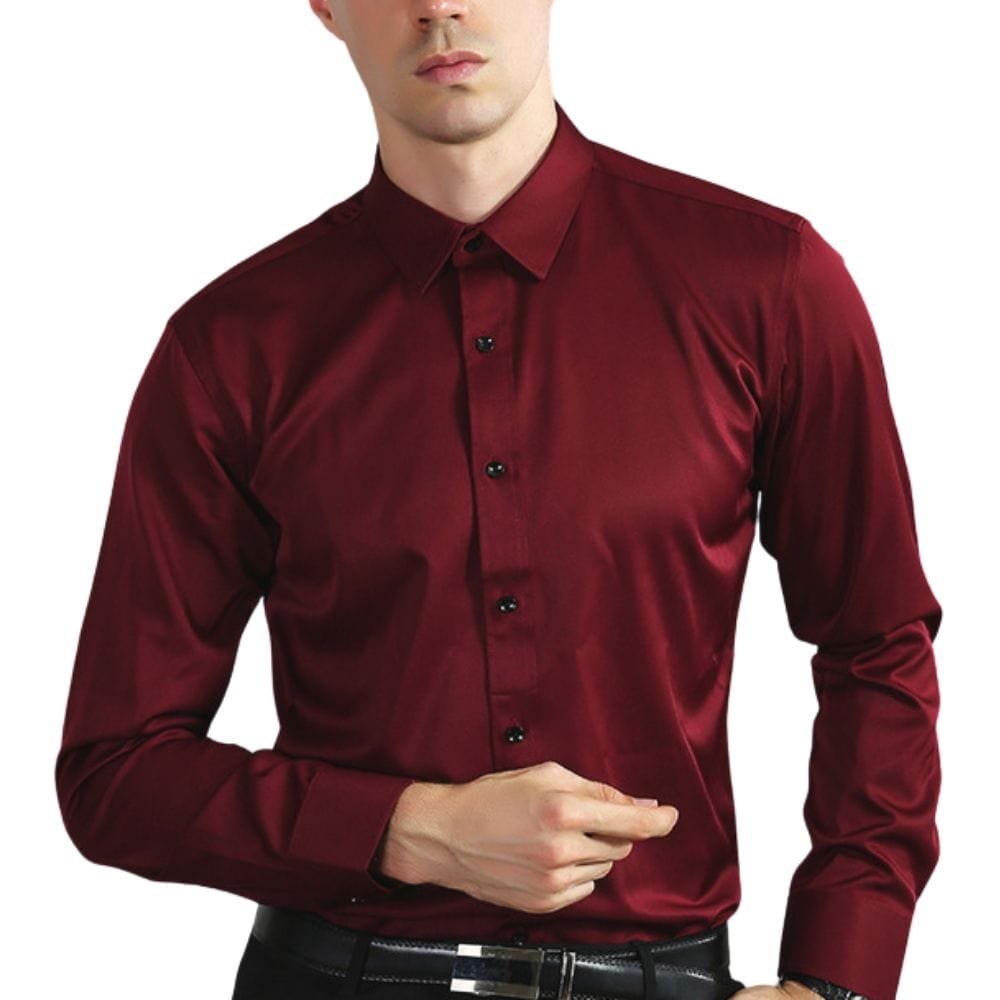 Mann in eleganter, dunkelroter Hemd, langärmlig, mit Knopfleiste. Businessmode, Herrenbekleidung, stilvoll, modern.