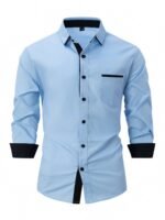 Hellblaues Herrenhemd mit langen Ärmeln, schwarzem Kragen und Knopfleiste, elegantes Design, ideal für Business und Freizeit.