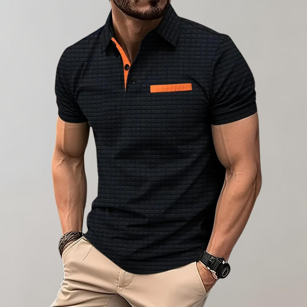 Mann in schwarzem, kariertem Polohemd mit orangefarbenem Akzent, beiger Hose und Armbanduhr. Modetrend, Herrenbekleidung, stilvolles Outfit.