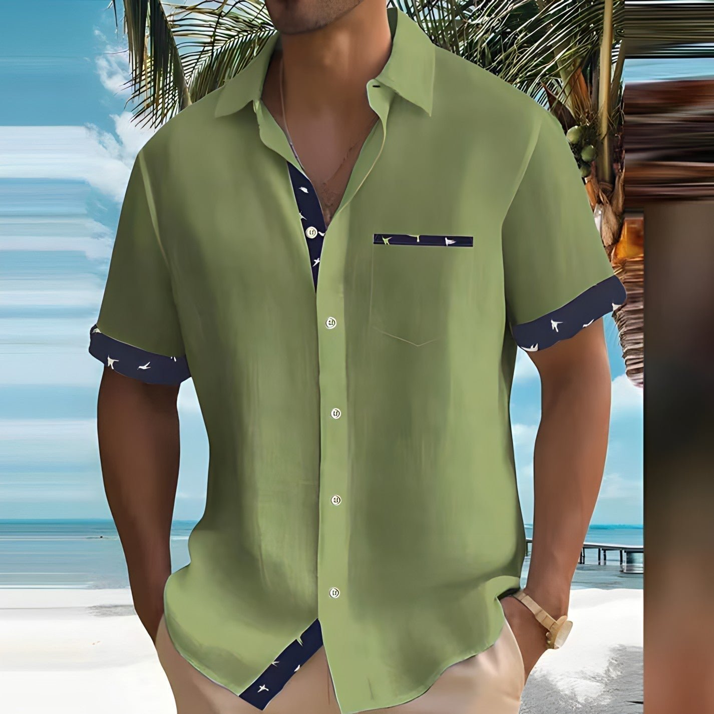 Mann in grüner Leinenhemd am Strand, Palmen im Hintergrund, Sommermode, Freizeitlook, tropische Kulisse, stilvolle Herrenbekleidung.