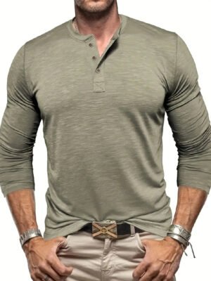 Mann in olivgrünem Henley-Shirt mit langen Ärmeln, beige Hose und Lederarmbändern. Modischer Freizeitlook für Herren.