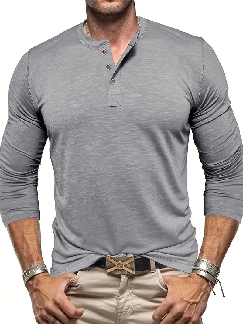 Graues Herren-Henley-Shirt mit langen Ärmeln, Knopfleiste und legerem Schnitt. Modisches Männeroberteil, ideal für Freizeit und Alltag.