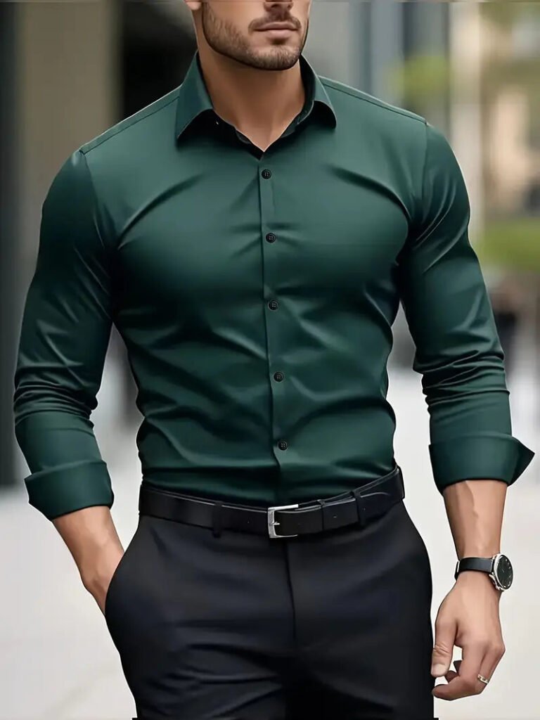 Mann in dunkelgrünem Hemd und schwarzer Hose, trägt Uhr und Gürtel. Elegante Herrenmode, Business-Look, stilvolle Kleidung.