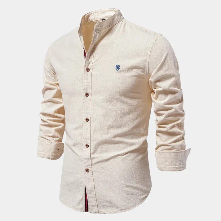 Beiges Herrenhemd mit Stehkragen, langen Ärmeln und braunen Knöpfen. Elegantes Design, ideal für Business und Freizeit. Baumwollstoff.