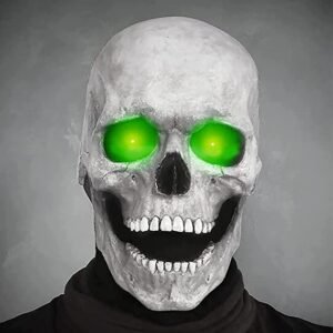 Weiße Maske mit grünen Augen
