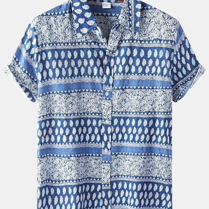 Blau-weißes Herrenhemd mit Paisley-Muster, kurzärmelig, aus Baumwolle, auf Holzkleiderbügel. Ideal für Sommermode und Freizeitkleidung.