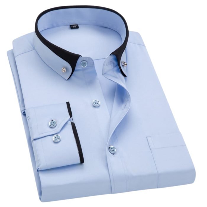 Hellblaues Herrenhemd mit schwarzem Kragen, gefaltet, elegantes Design, Knopfleiste, langärmlig, ideal für Business und formelle Anlässe.